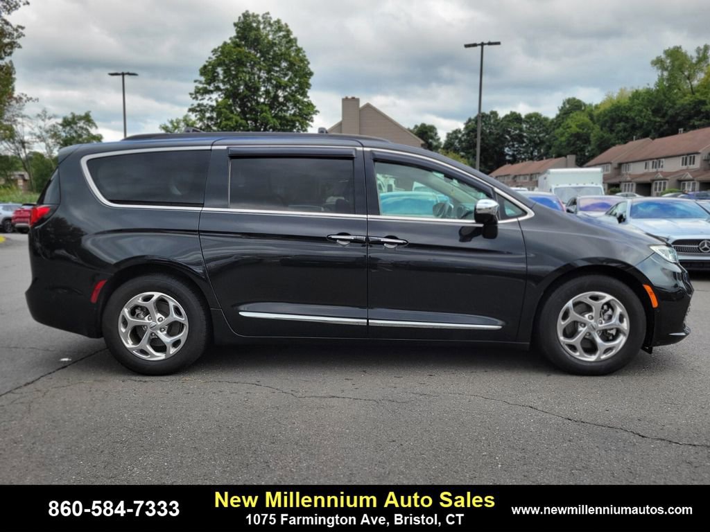 Used 2022 Chrysler Pacifica Limited image 6