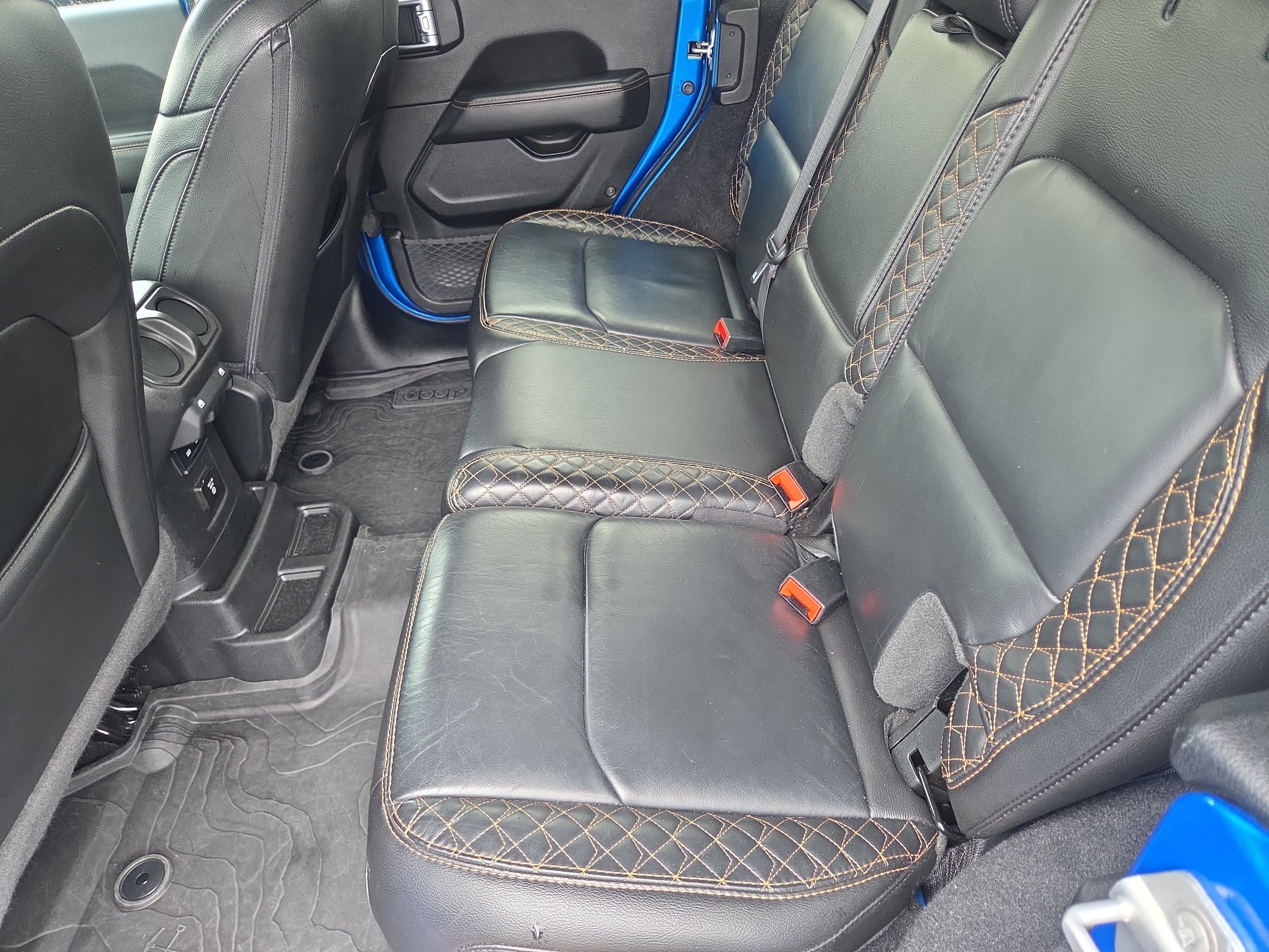 Used 2022 Jeep Wrangler Unlimited Sahara AWD/4WD image 19