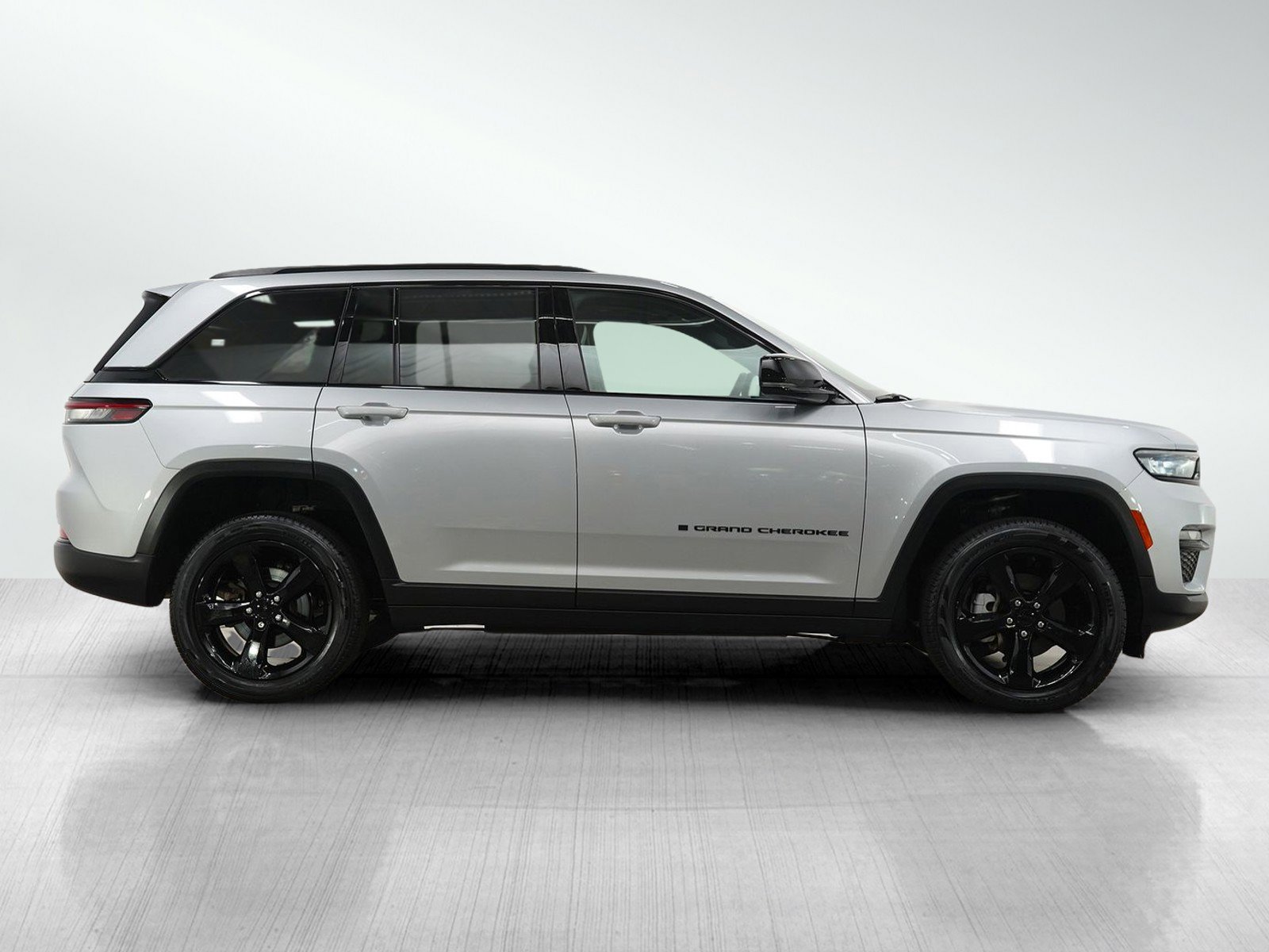 Used 2024 Jeep Grand Cherokee Limited w/ Black Appearance Package AWD/4WD image 6