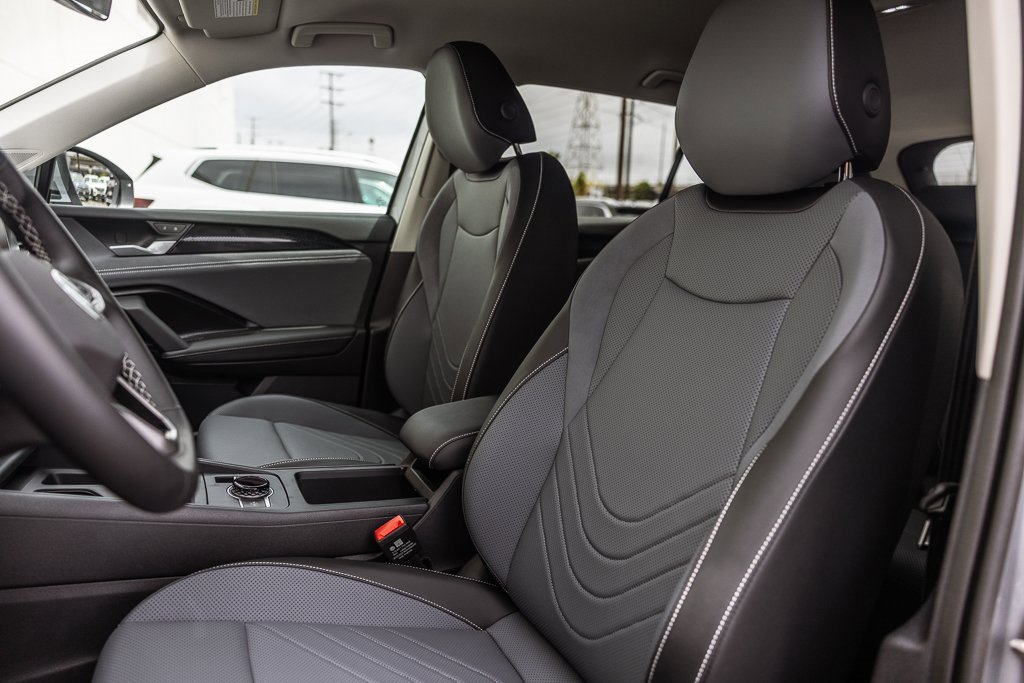 New 2026 Volkswagen Tiguan SE R-Line image 8