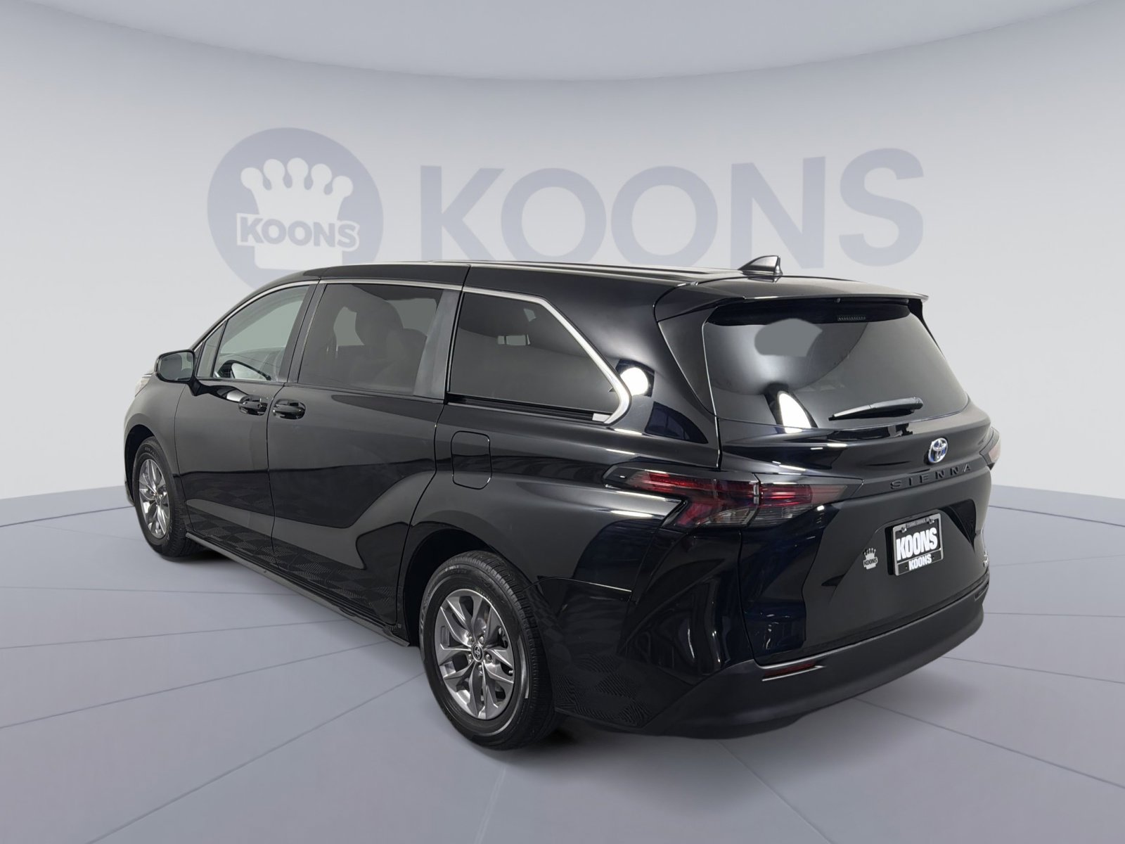 Used 2024 Toyota Sienna LE image 4