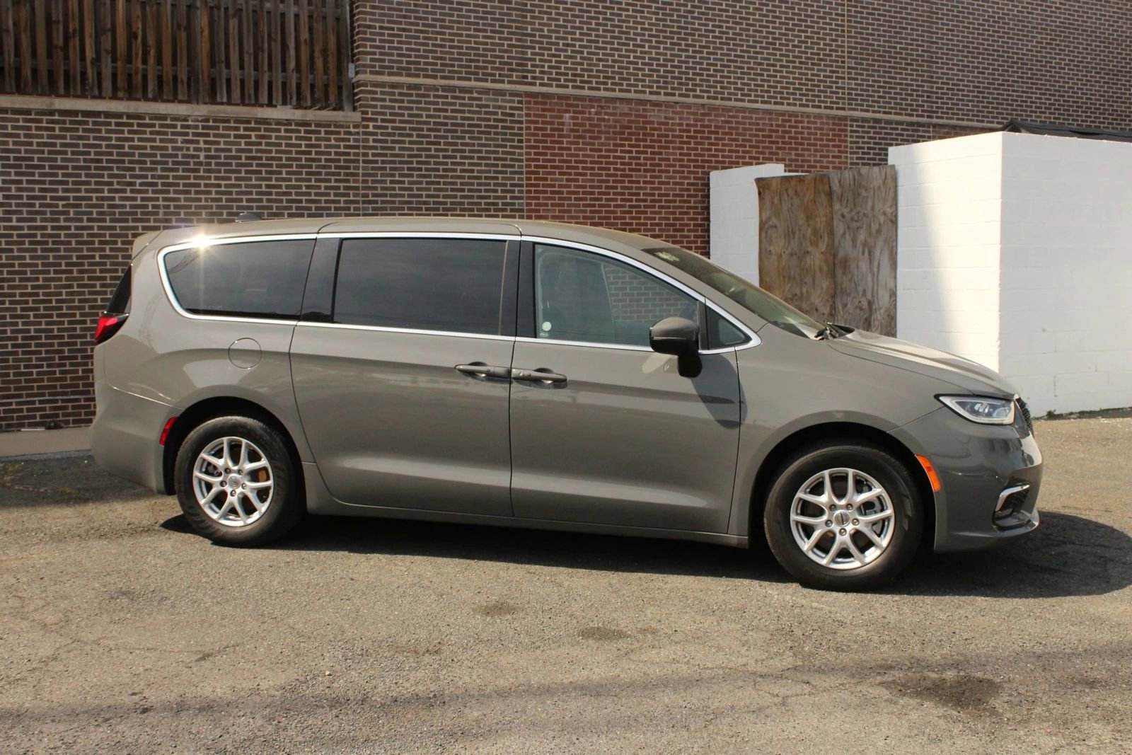 Used 2023 Chrysler Pacifica Touring-L FWD image 2