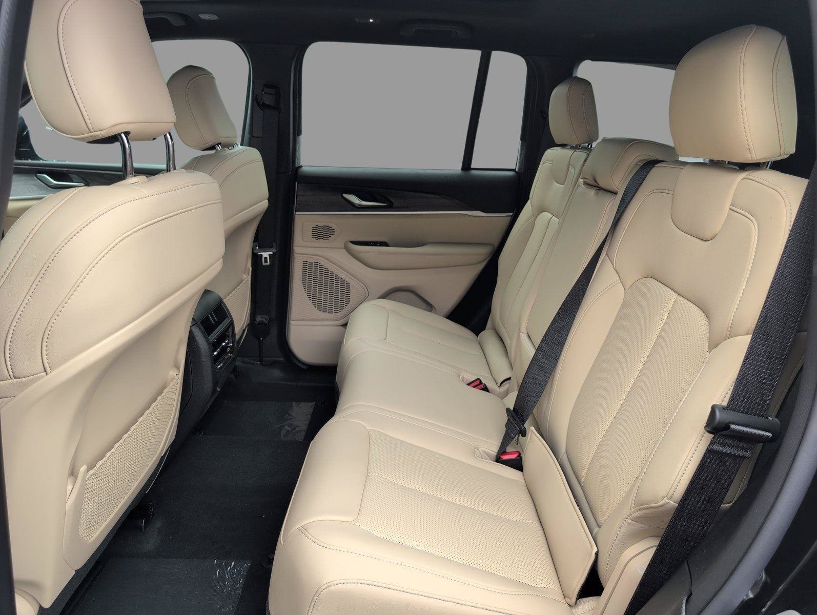 New 2026 Jeep Grand Cherokee Limited w/ Luxury Tech Group II RWD image 34
