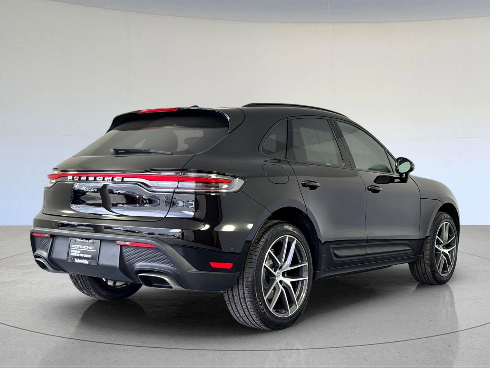 Certified 2025 Porsche Macan image 8
