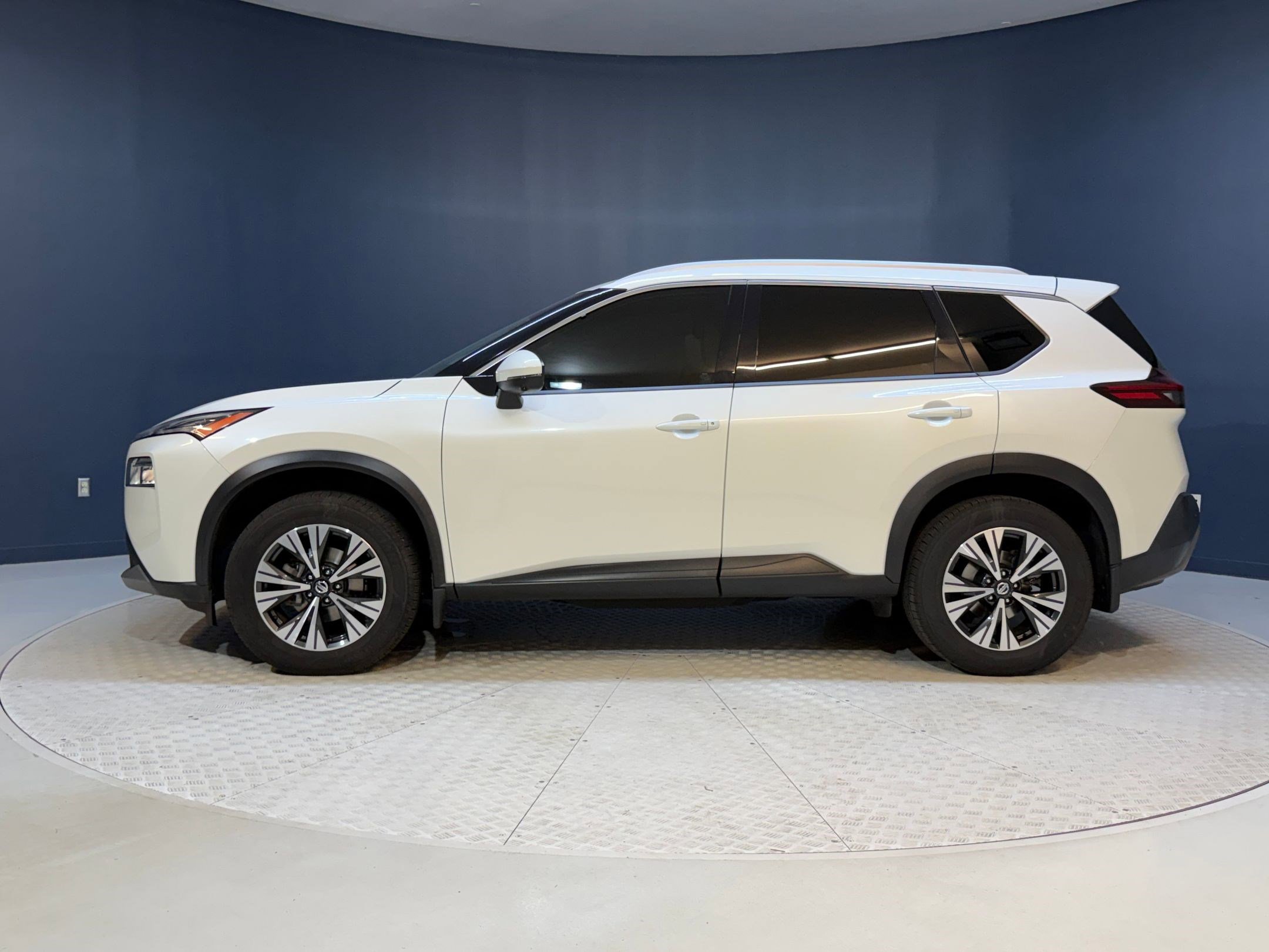 Used 2021 Nissan Rogue SV w/ Premium Package AWD/4WD image 2