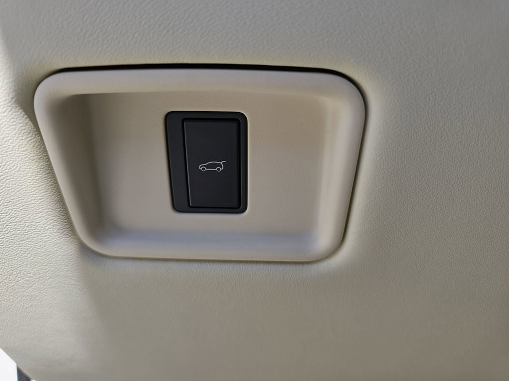 New 2025 Land Rover Range Rover SV image 26