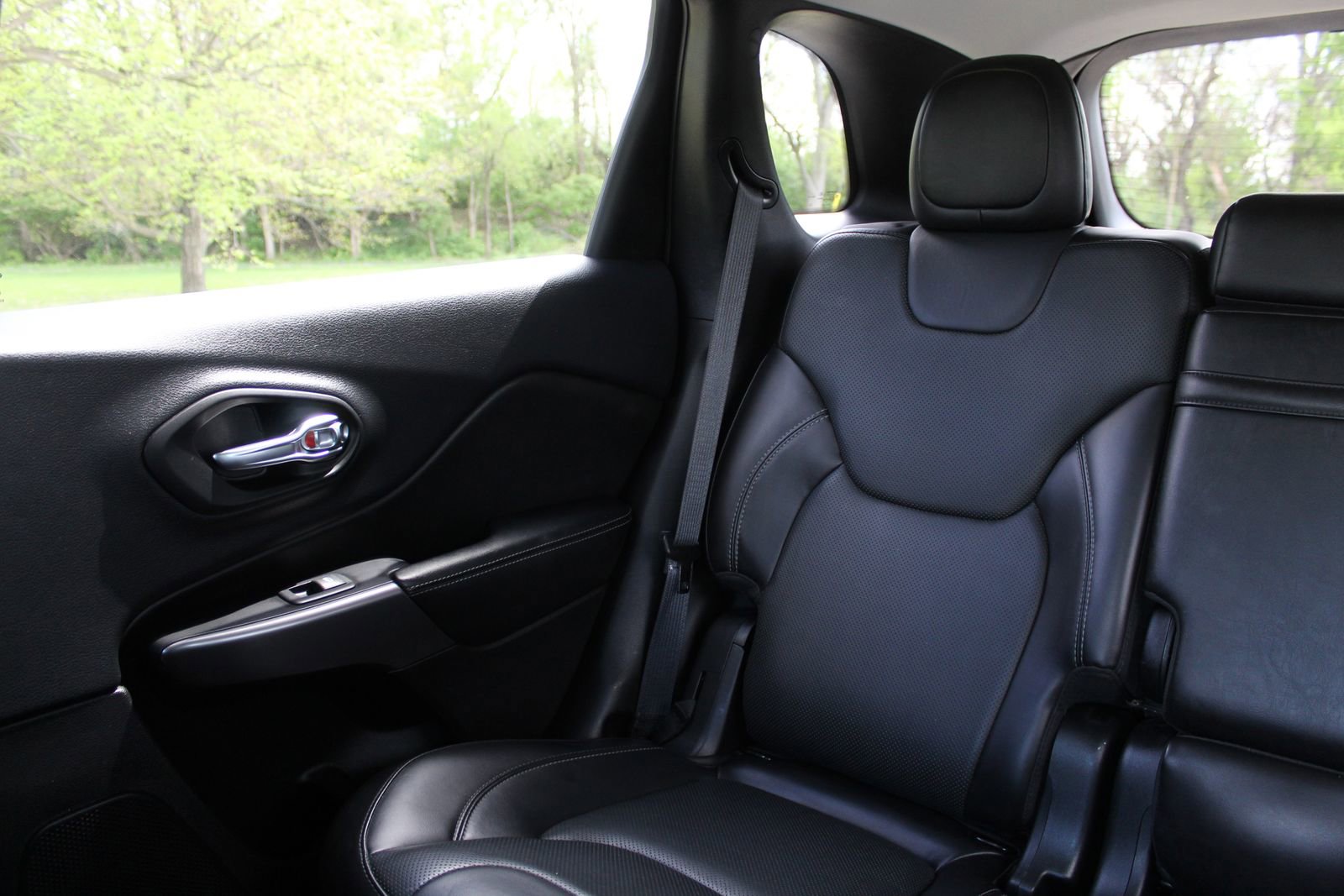 Used 2019 Jeep Cherokee Overland w/ Technology Group image 12