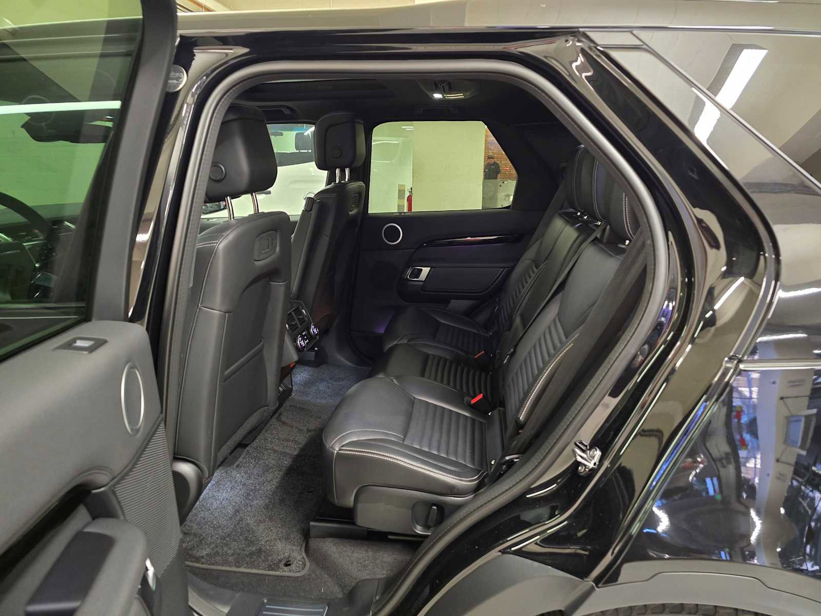 Used 2025 Land Rover Discovery S image 19