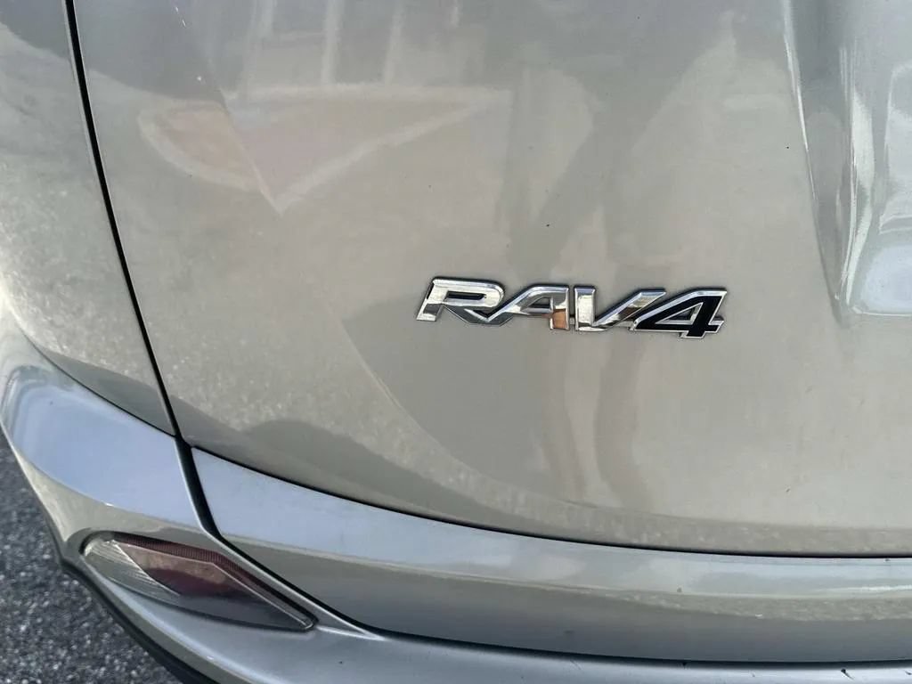 Used 2017 Toyota RAV4 LE FWD image 10