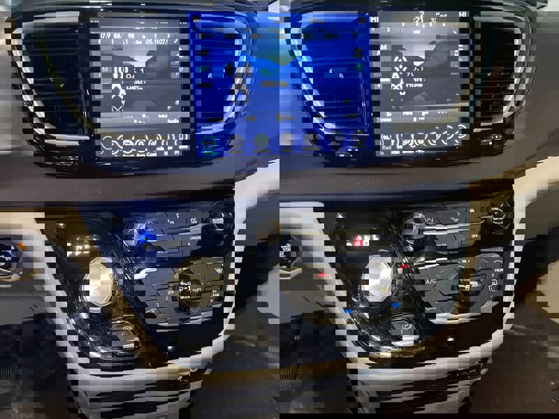 Used 2018 Chrysler Pacifica Touring-L image 10