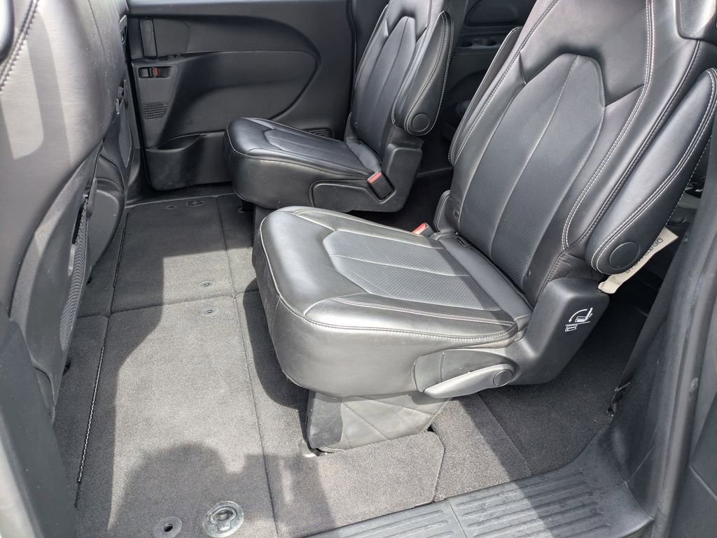 Used 2025 Chrysler Pacifica Select image 27