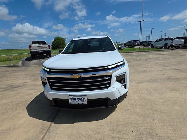 Used 2025 Chevrolet Traverse LT w/ Driver Confidence Package FWD image 2
