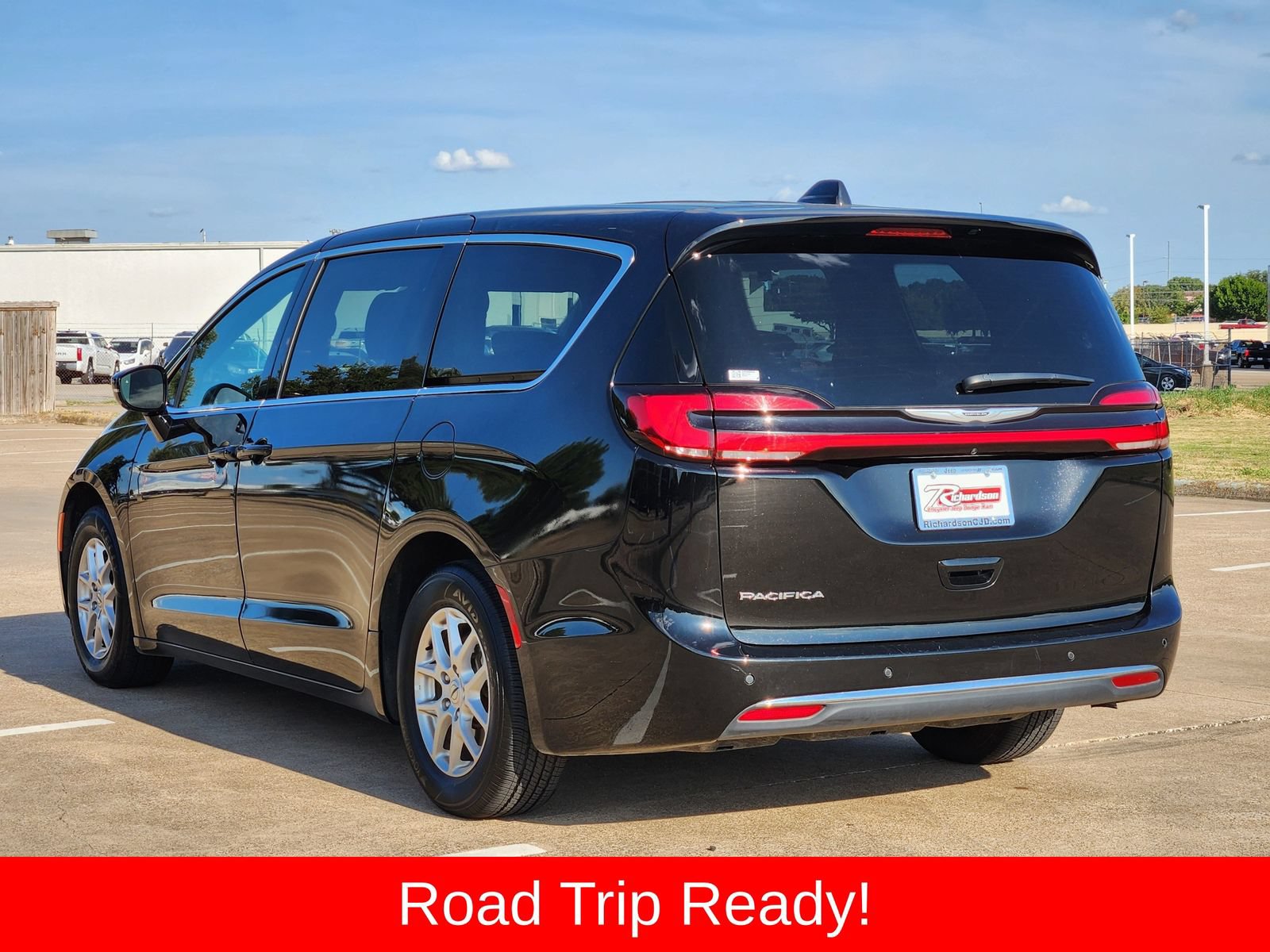 Used 2025 Chrysler Pacifica Select FWD image 4