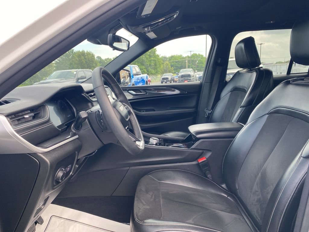 Used 2023 Jeep Grand Cherokee Altitude AWD/4WD image 11