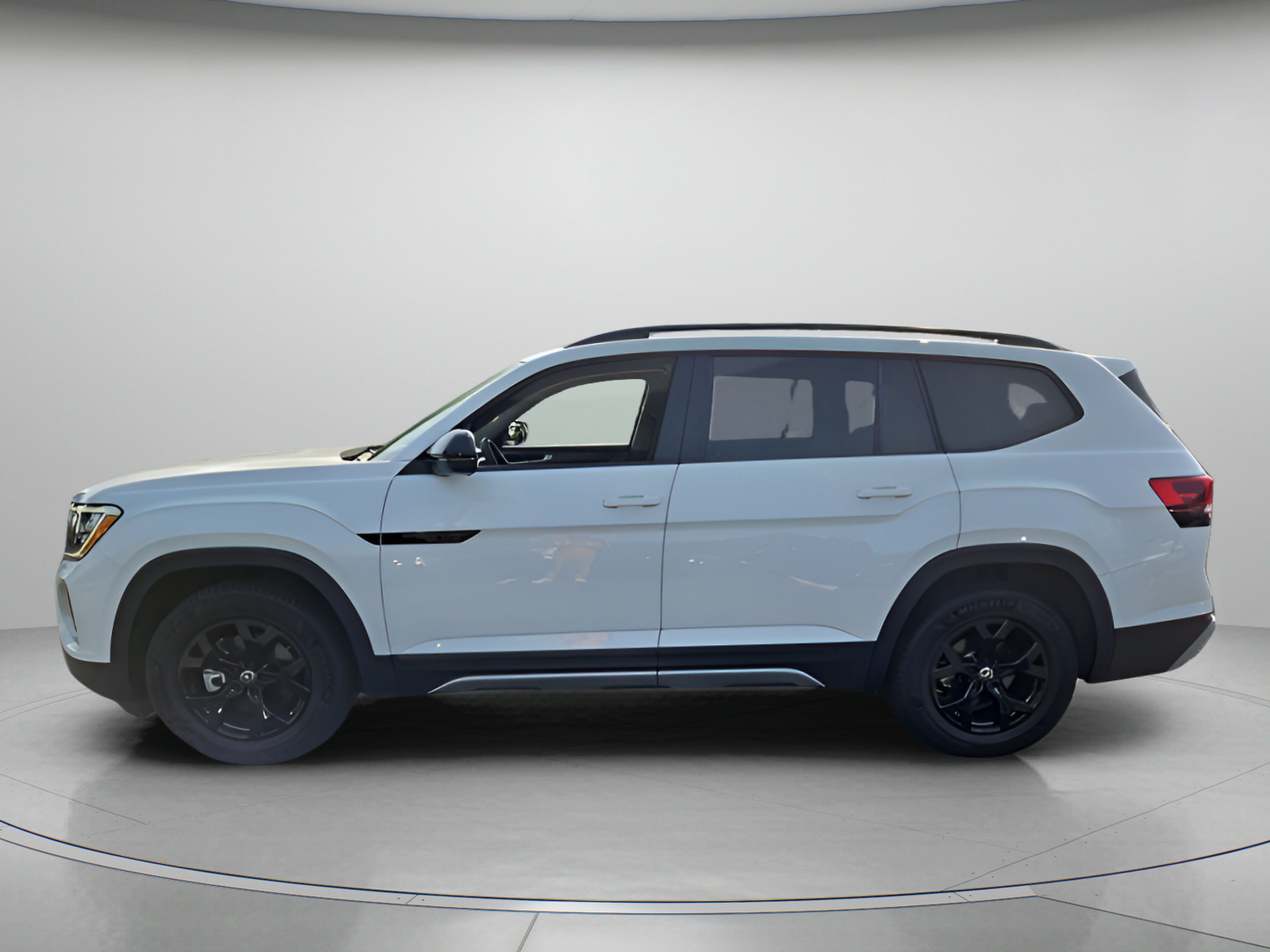 Used 2024 Volkswagen Atlas Peak Edition SE AWD/4WD image 2