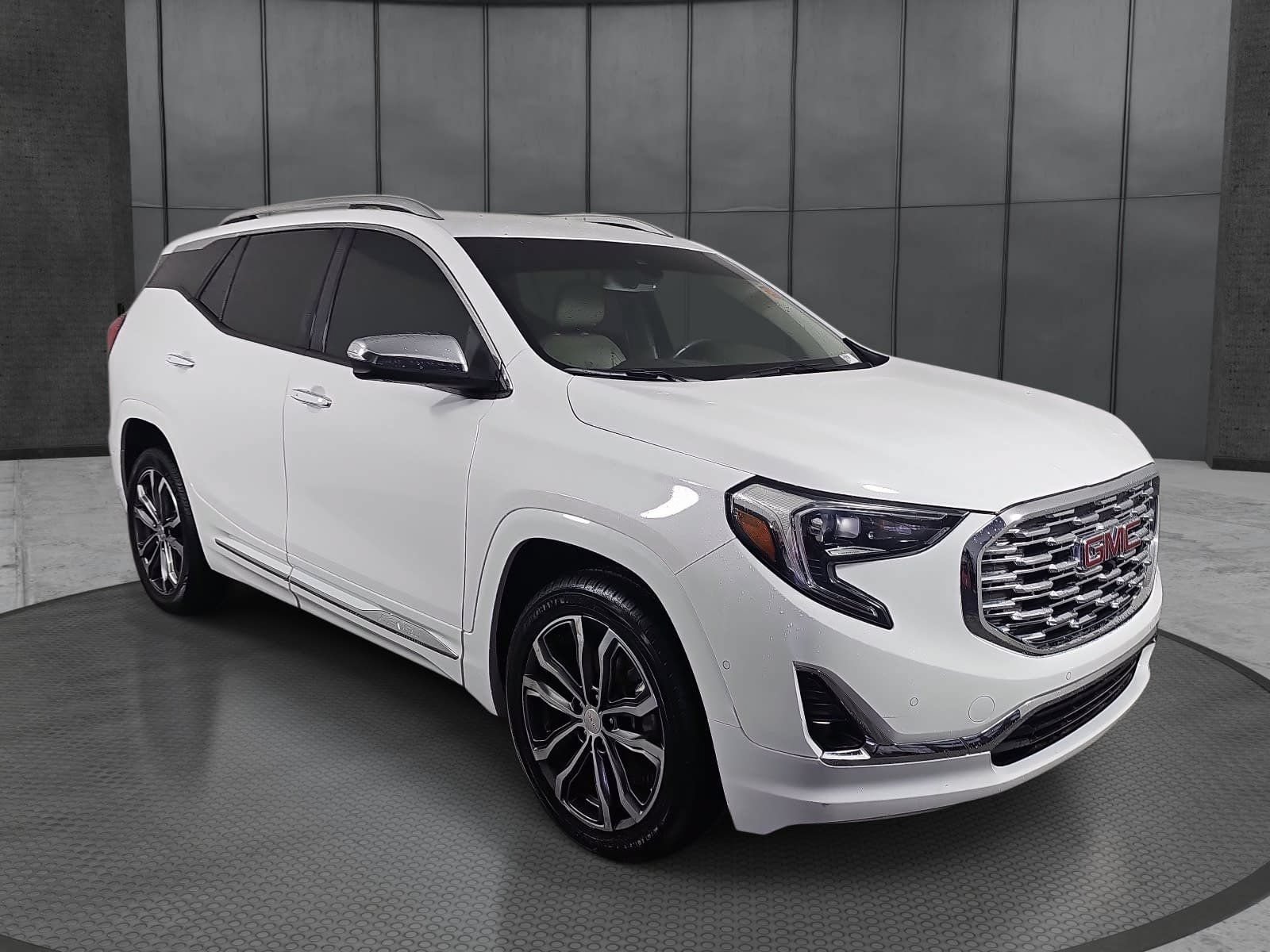 Used 2018 GMC Terrain Denali w/ Advanced Safety Package FWD image 3
