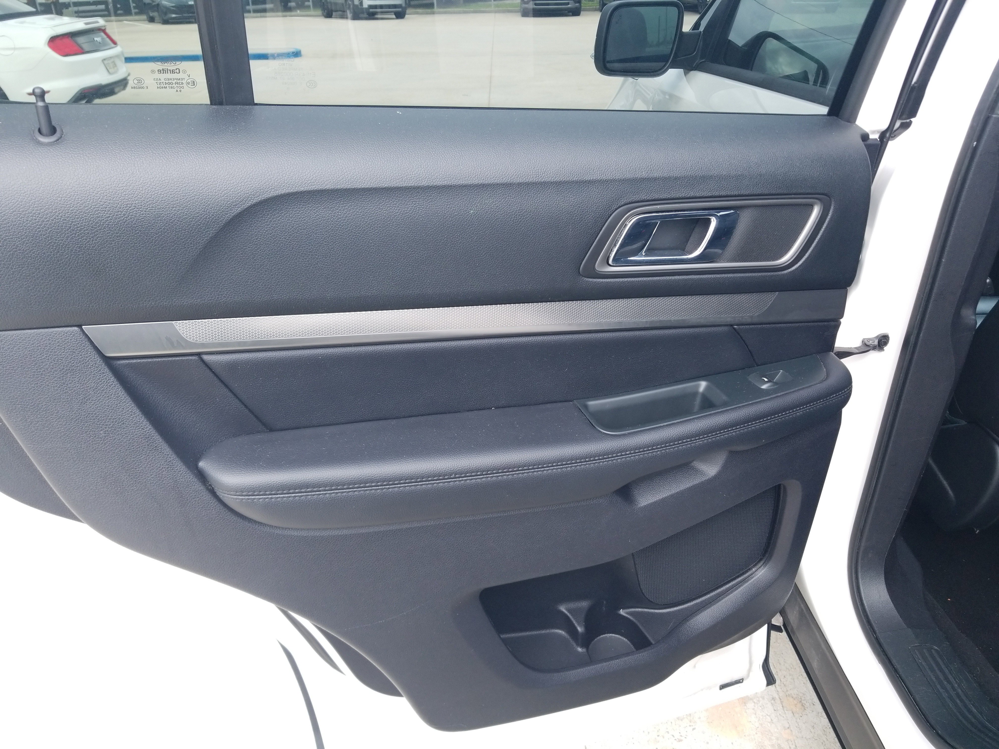 Used 2019 Ford Explorer XLT w/ Equipment Group 201A FWD image 11