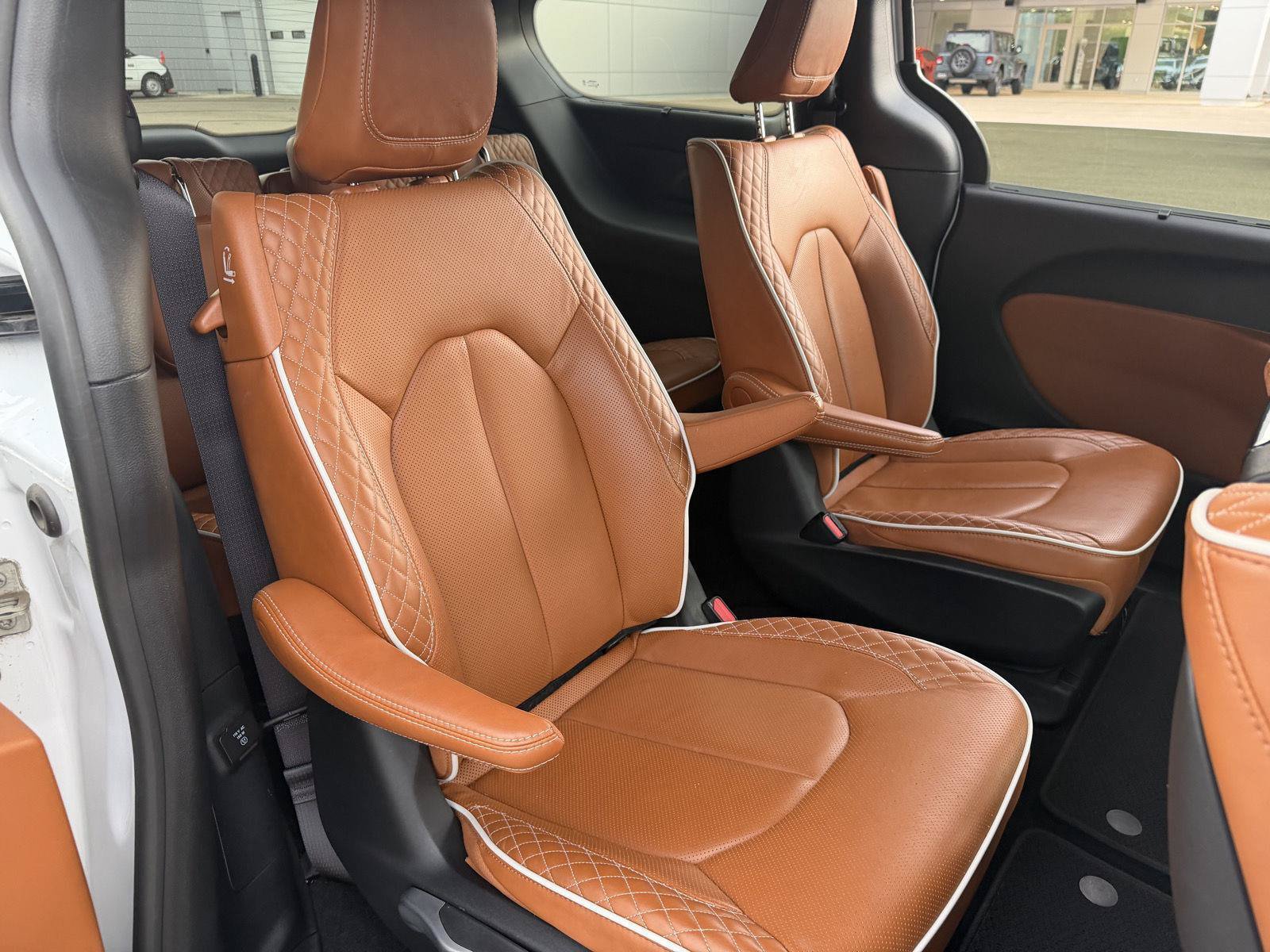 Certified 2024 Chrysler Pacifica Pinnacle AWD/4WD image 15