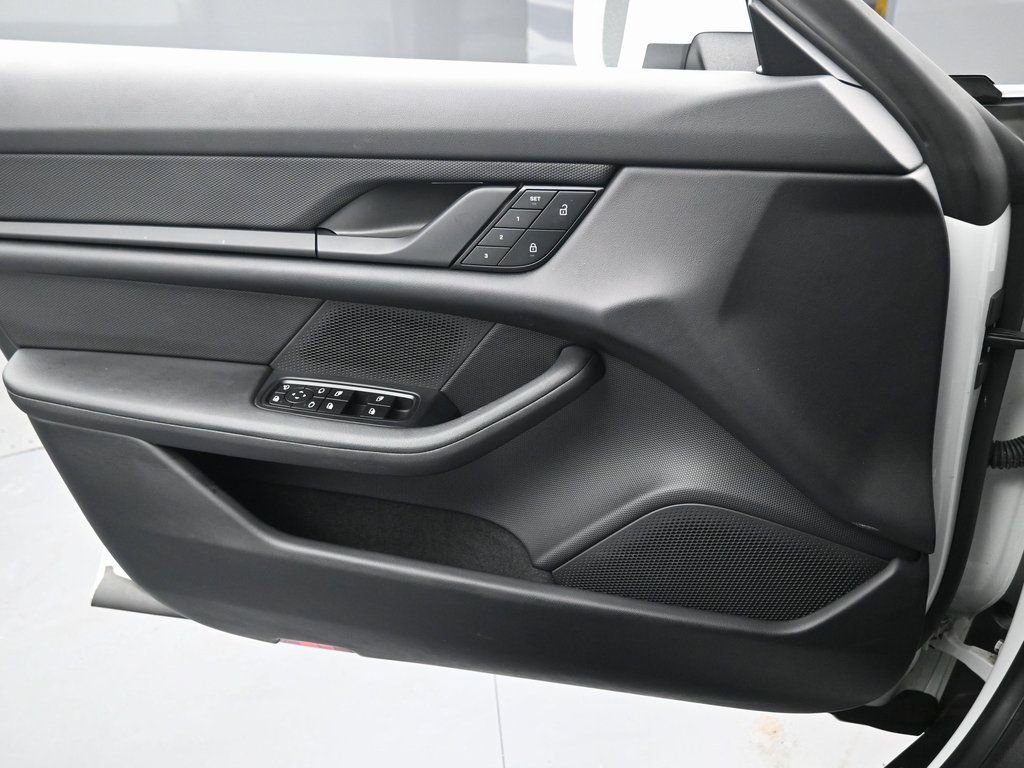 Used 2022 Porsche Taycan image 21