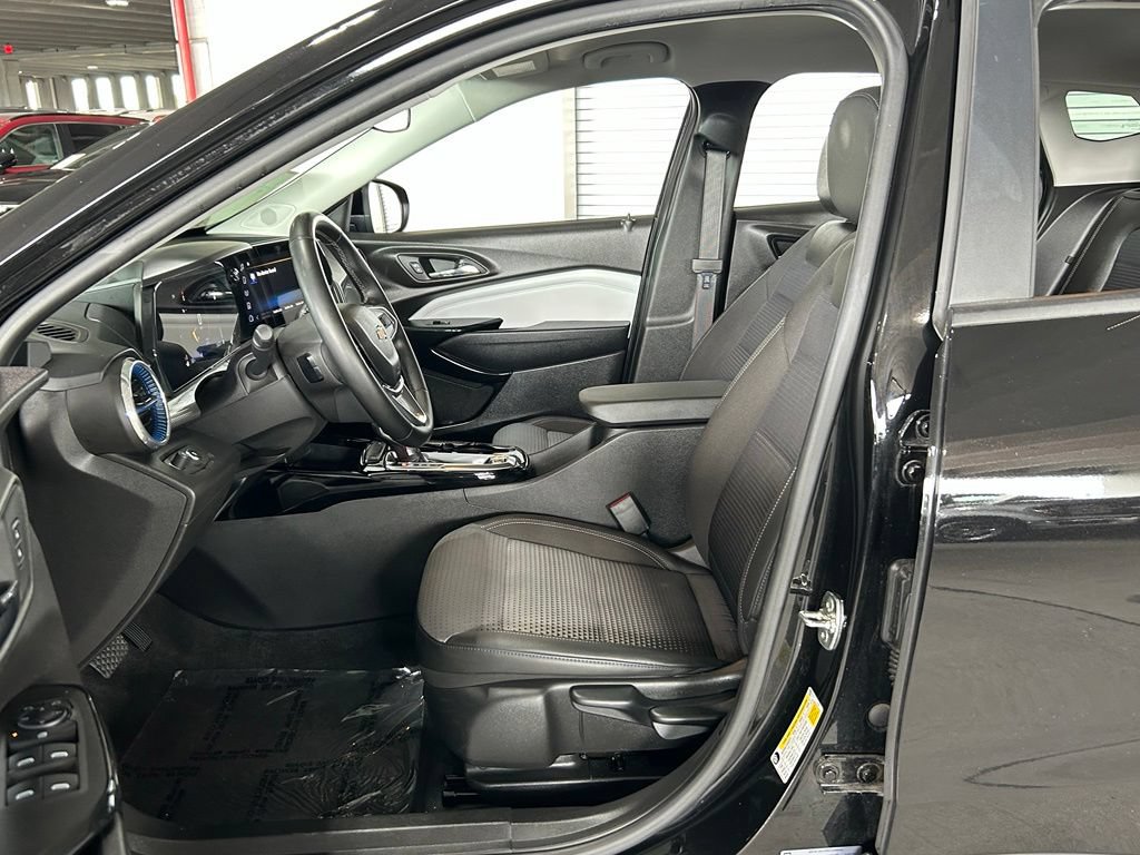 Used 2025 Chevrolet Trax LT w/ Driver Confidence Package FWD image 16
