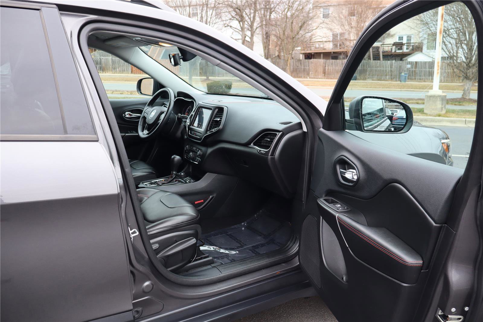 Used 2019 Jeep Cherokee Trailhawk image 25