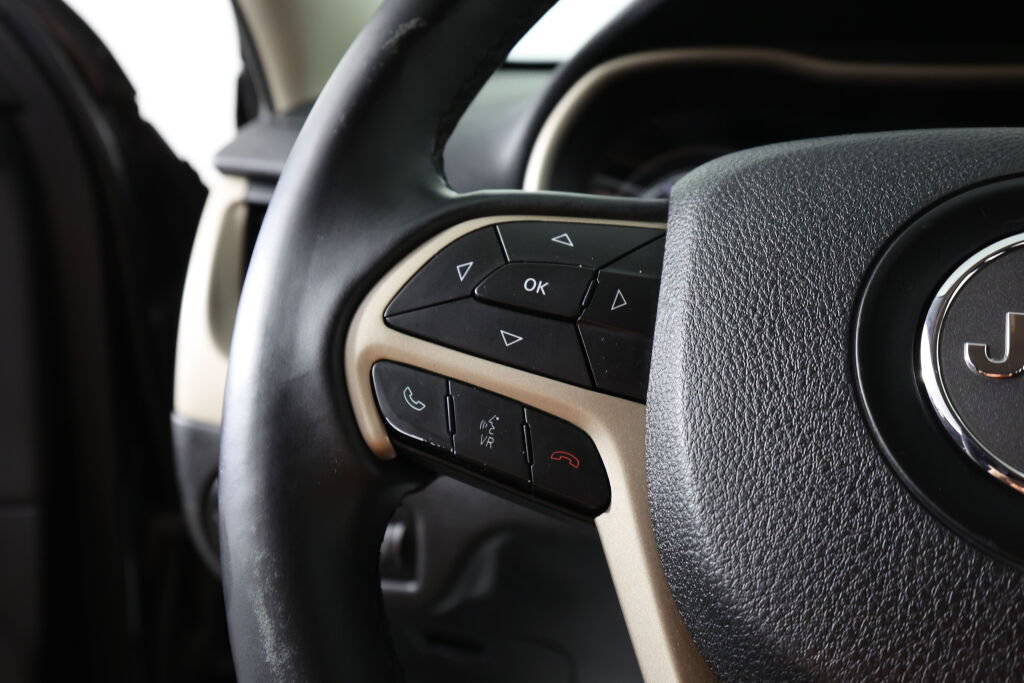 Used 2014 Jeep Cherokee Latitude FWD image 32