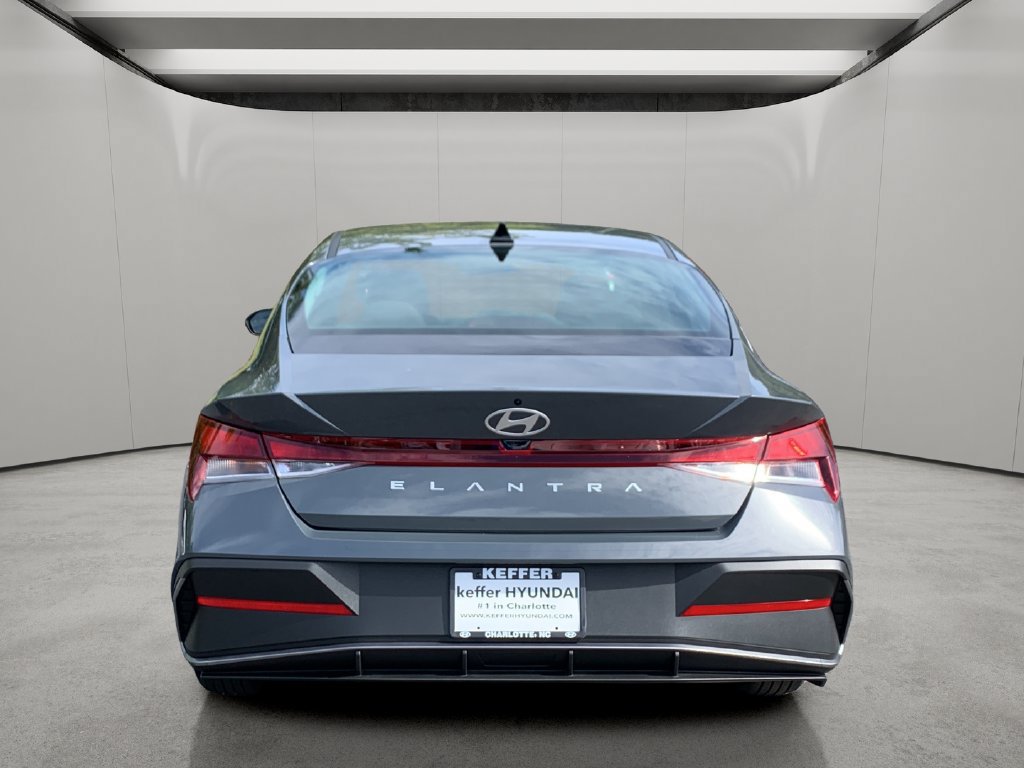 Used 2026 Hyundai Elantra SE FWD image 4