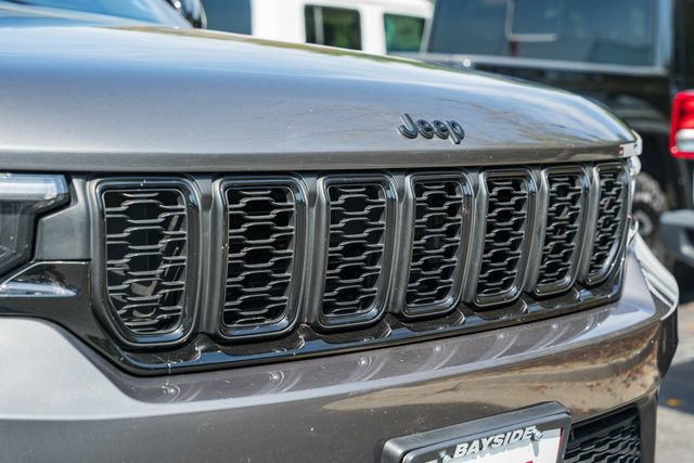 Used 2023 Jeep Grand Cherokee Altitude AWD/4WD image 16
