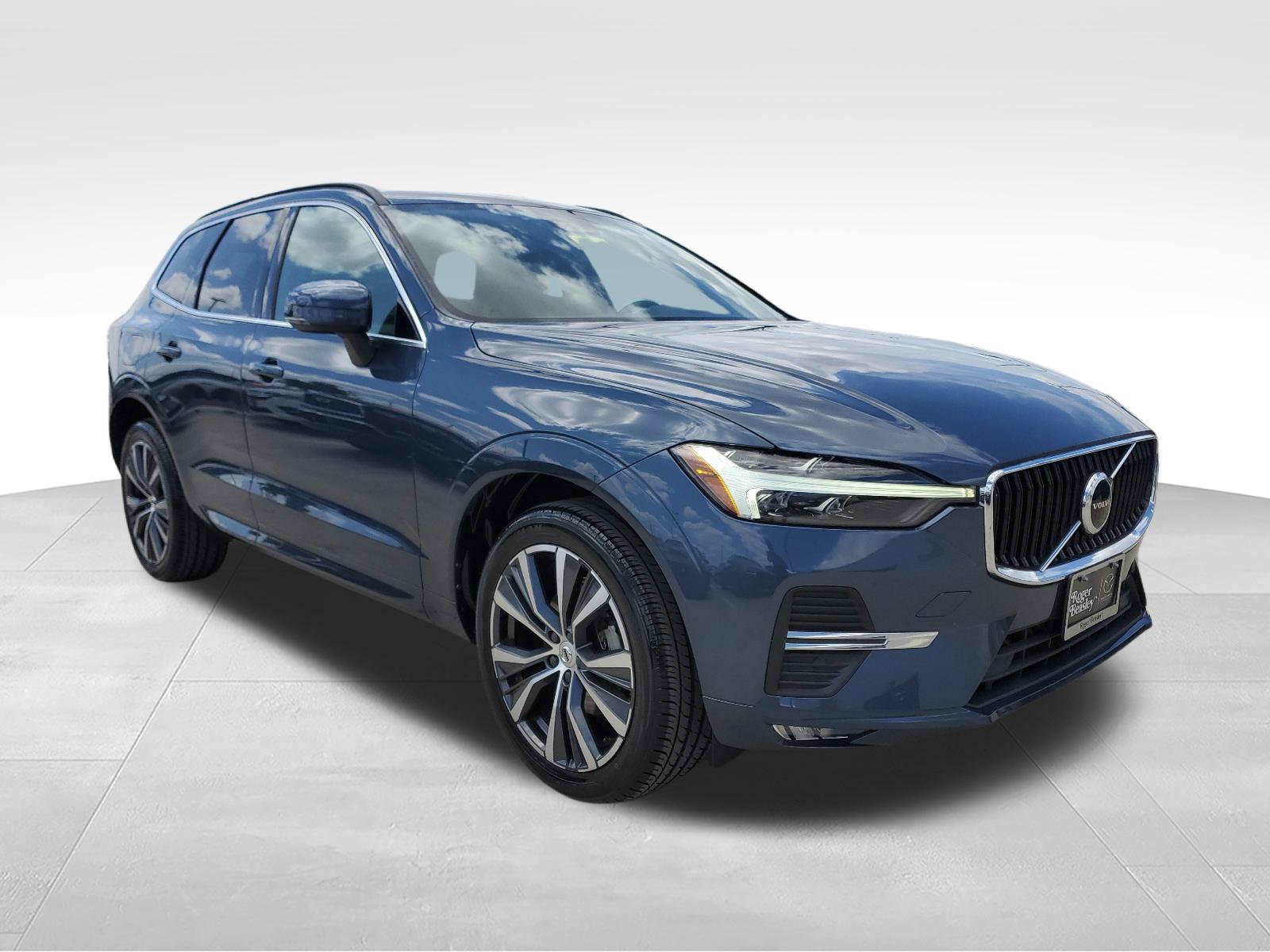 Used 2022 Volvo XC60 B5 Momentum w/ Protection Package Premier FWD image 3