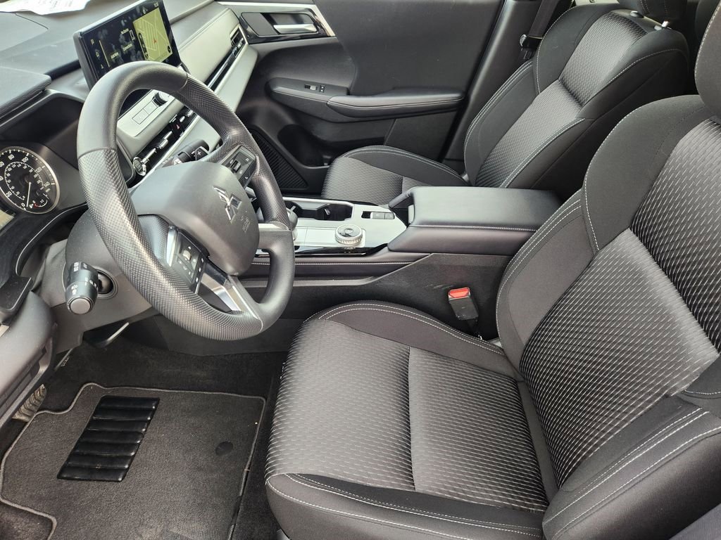 Used 2025 Mitsubishi Outlander ES image 13