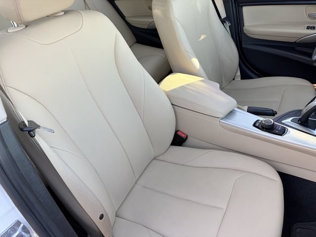 Used 2017 BMW 320i xDrive Sedan AWD/4WD image 5