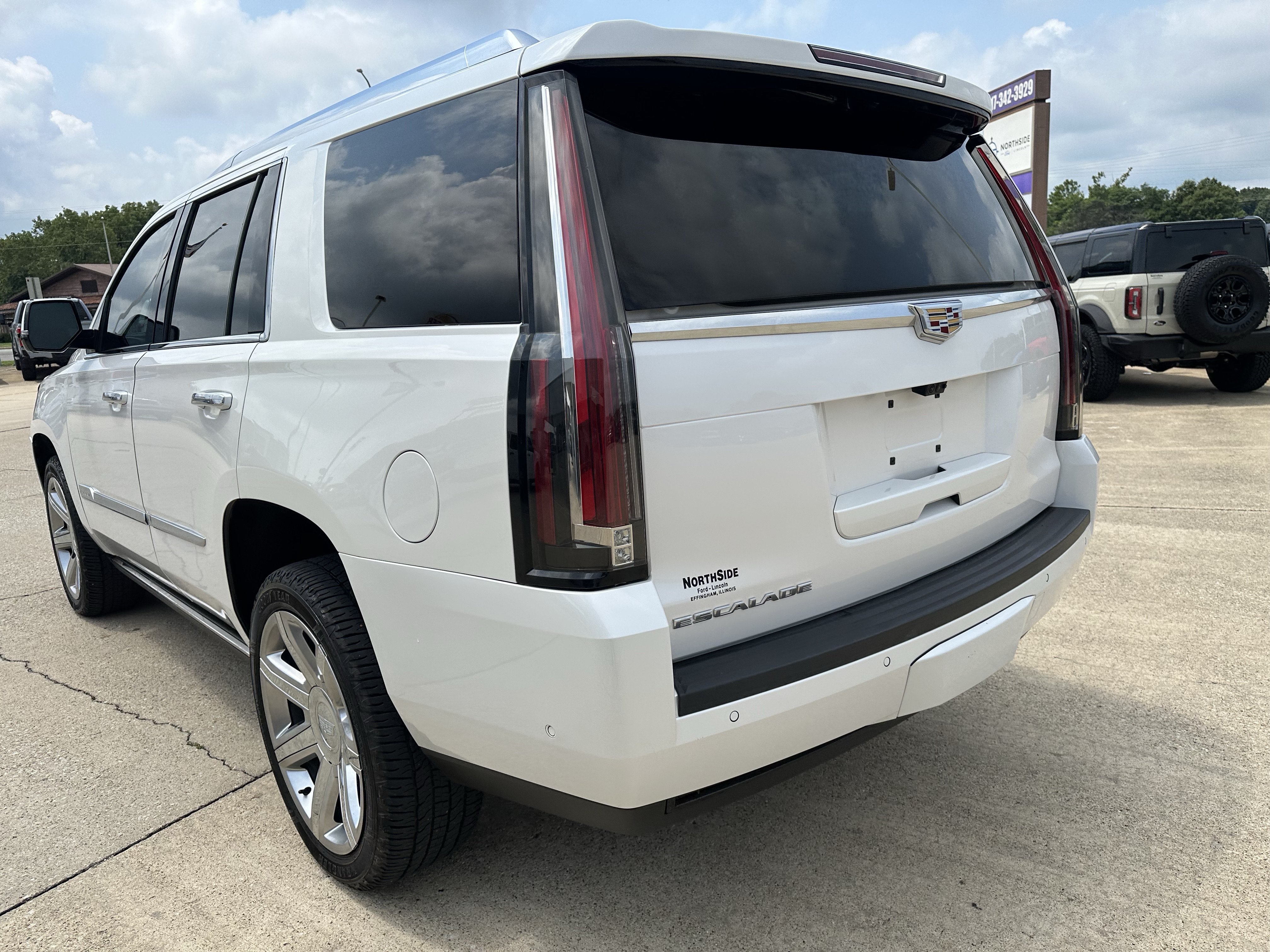 Used 2020 Cadillac Escalade Premium Luxury AWD/4WD image 5