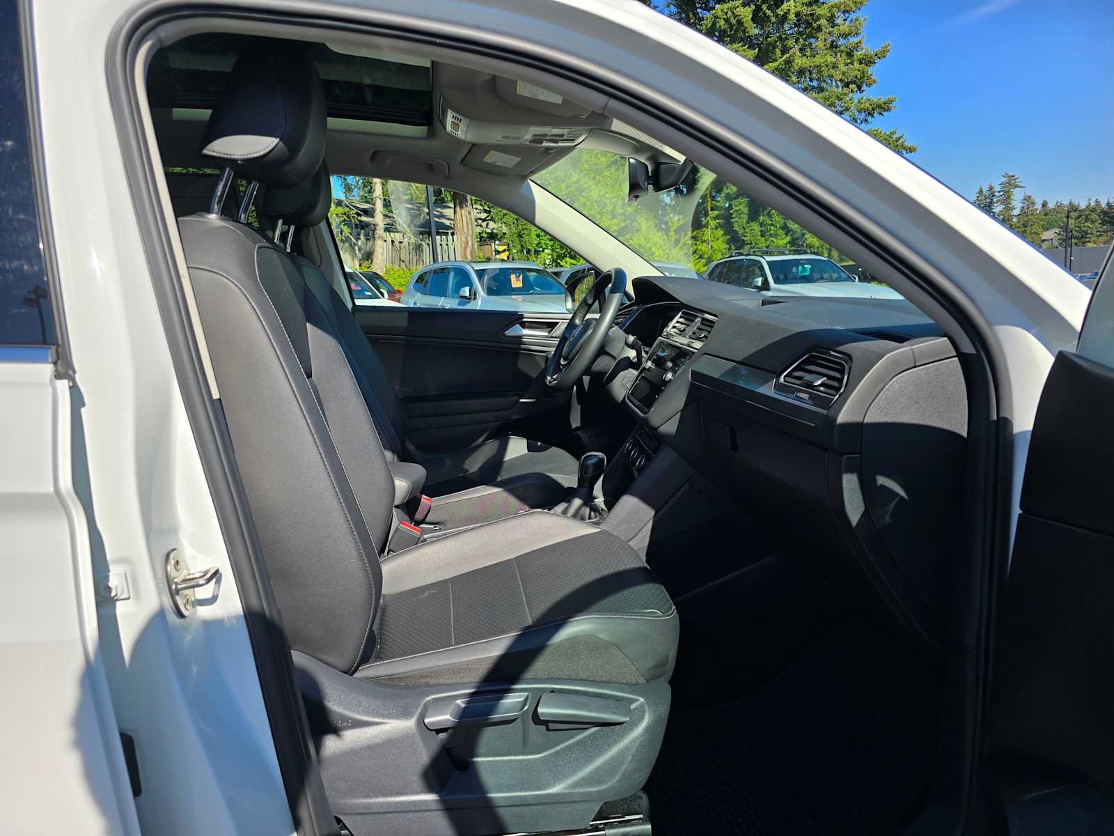 Used 2020 Volkswagen Tiguan SEL AWD/4WD image 11