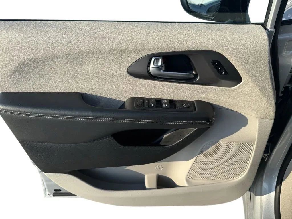 Used 2024 Chrysler Pacifica Touring-L image 10