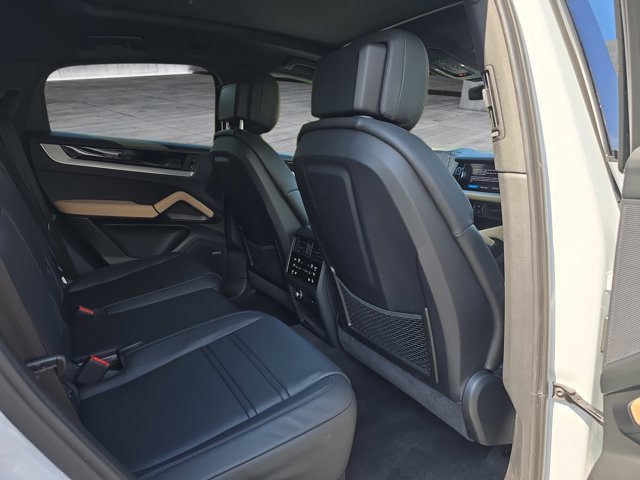 Used 2024 Porsche Cayenne Coupe AWD/4WD image 11