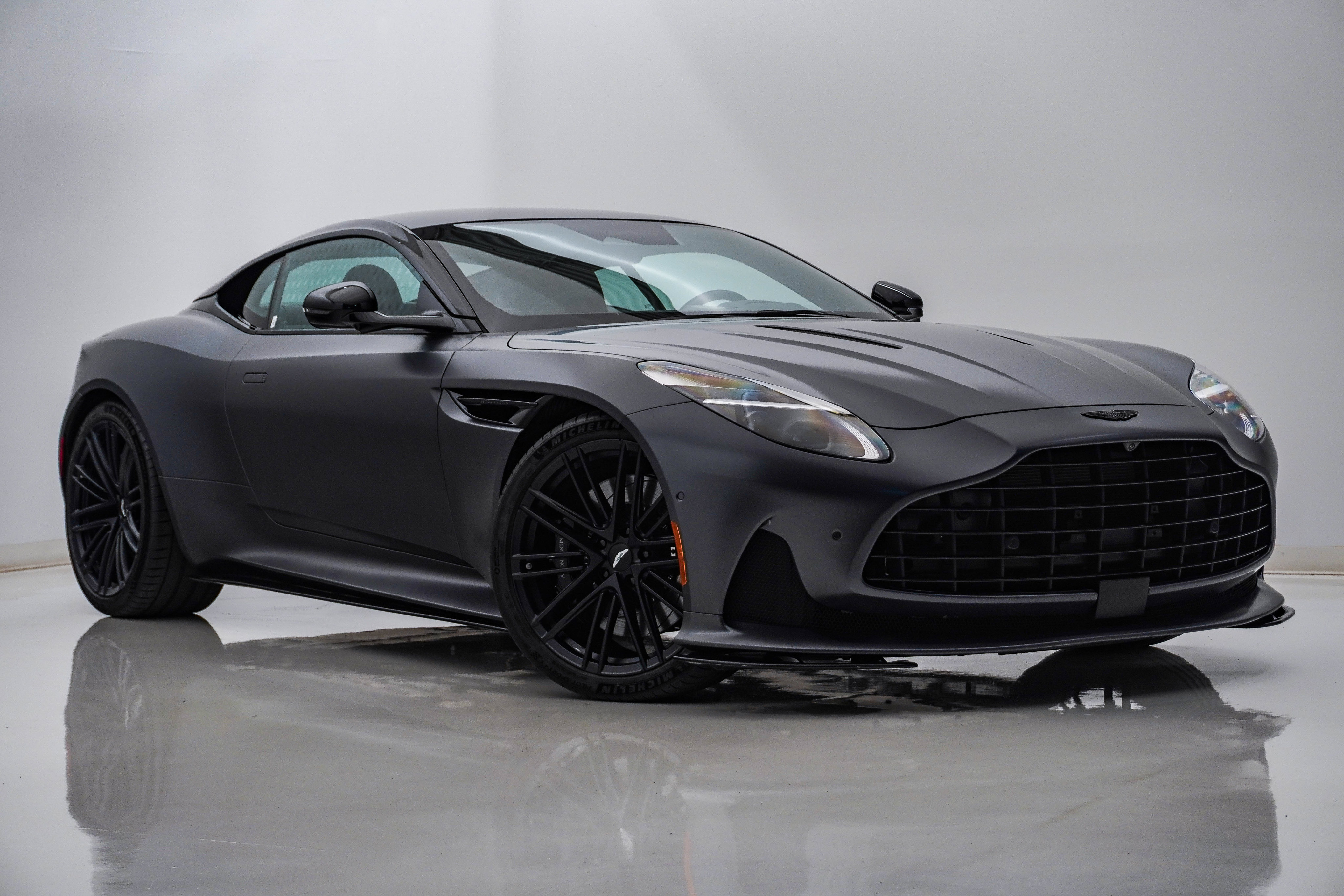 Used 2024 Aston Martin DB12 Coupe RWD image 1