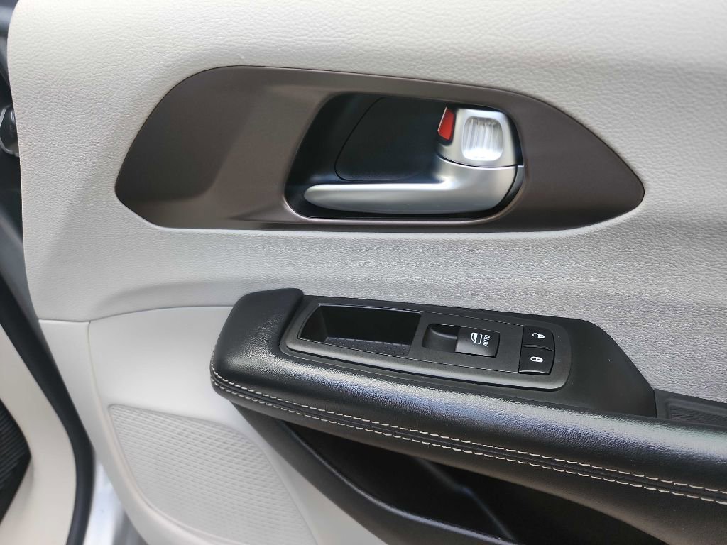 Used 2020 Chrysler Voyager Lxi image 34