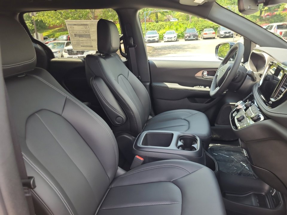 New 2025 Chrysler Pacifica Select image 28