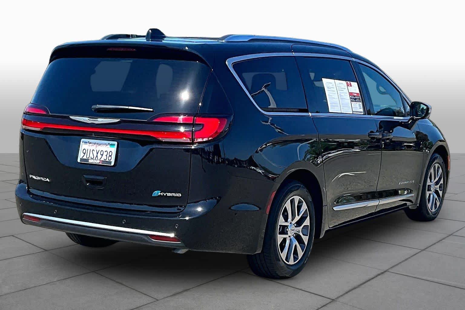 Used 2025 Chrysler Pacifica Pinnacle FWD image 12