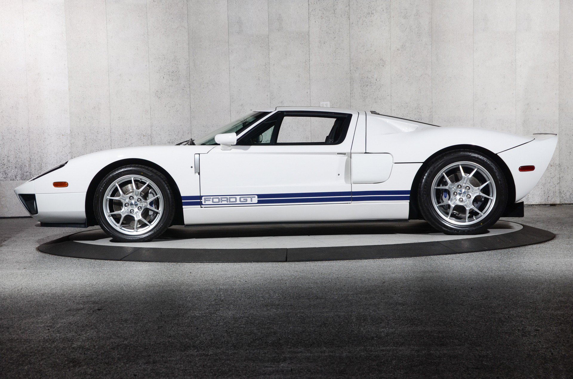 Used 2006 Ford GT RWD image 25