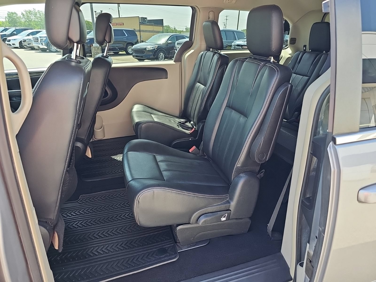Used 2014 Chrysler Town & Country Touring FWD image 16