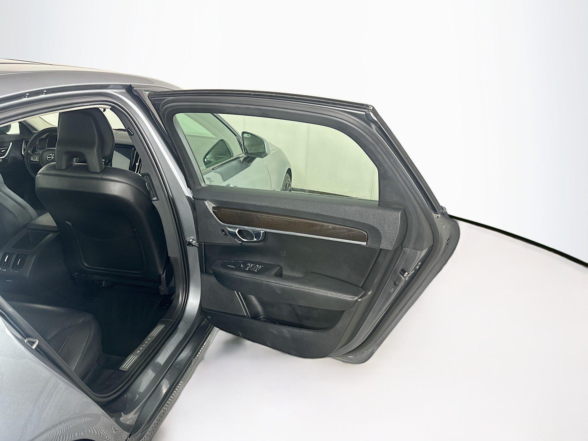 Used 2019 Volvo S90 T5 Momentum FWD image 30