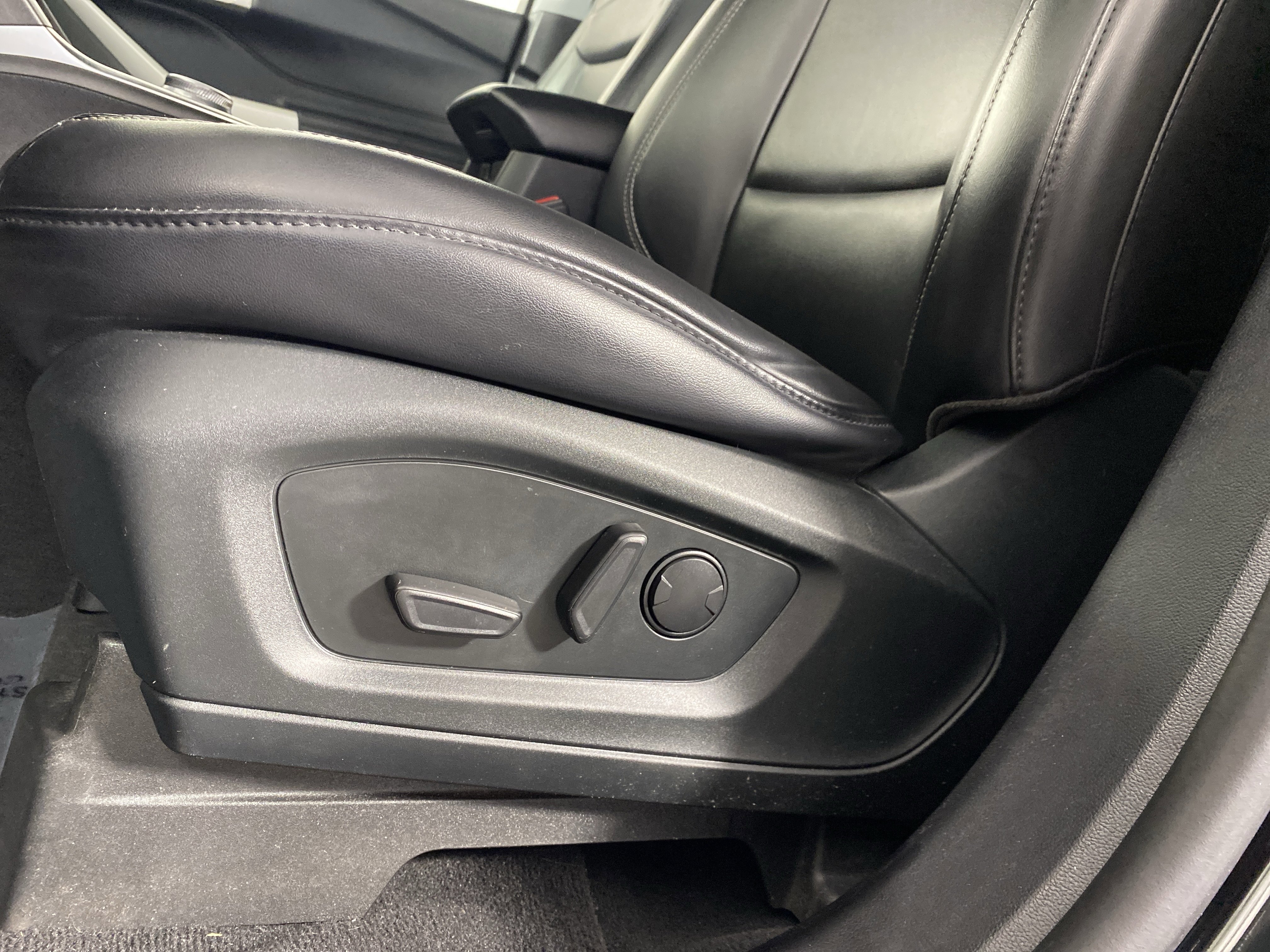 Used 2021 Ford Explorer XLT w/ Equipment Group 202A image 18