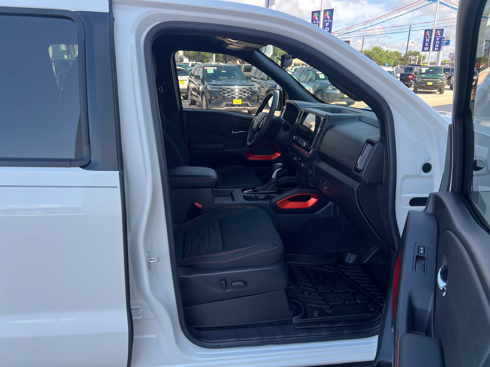 Used 2025 Nissan Frontier PRO-4X AWD/4WD image 16