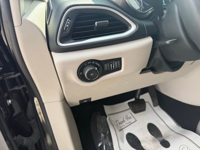 Used 2023 Chrysler Pacifica Touring-L image 14