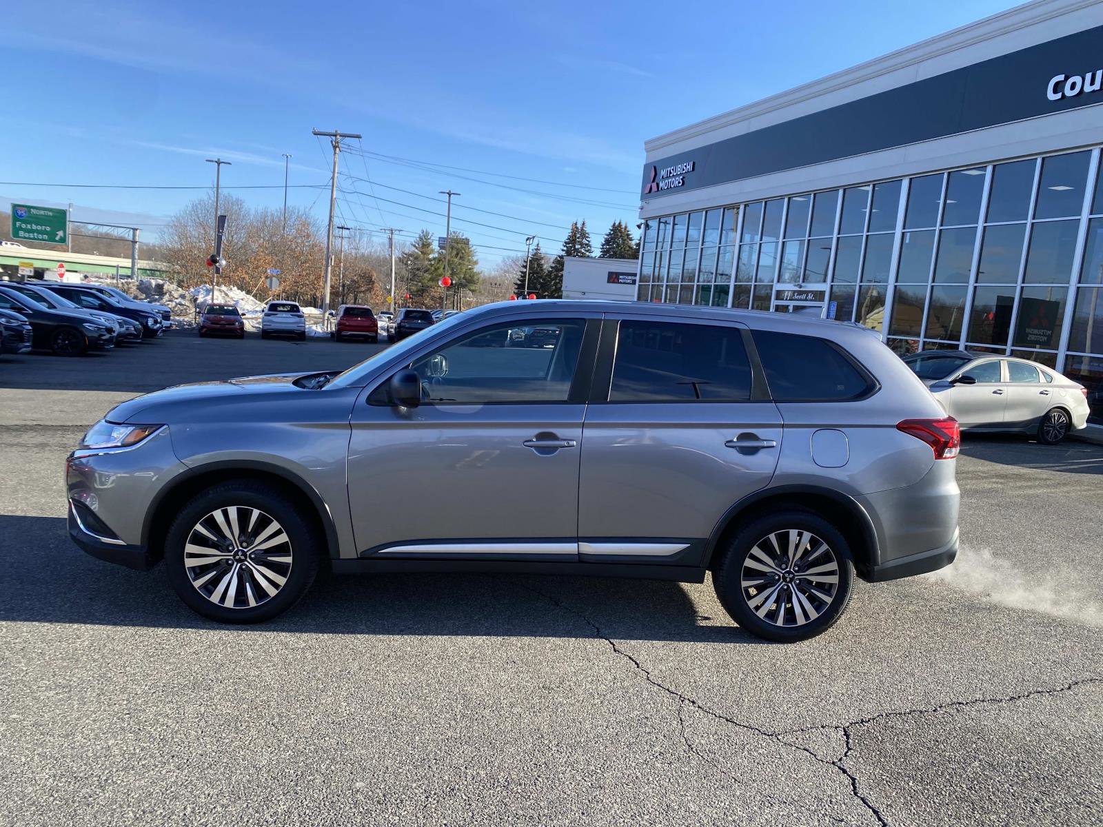 Used 2019 Mitsubishi Outlander ES image 2