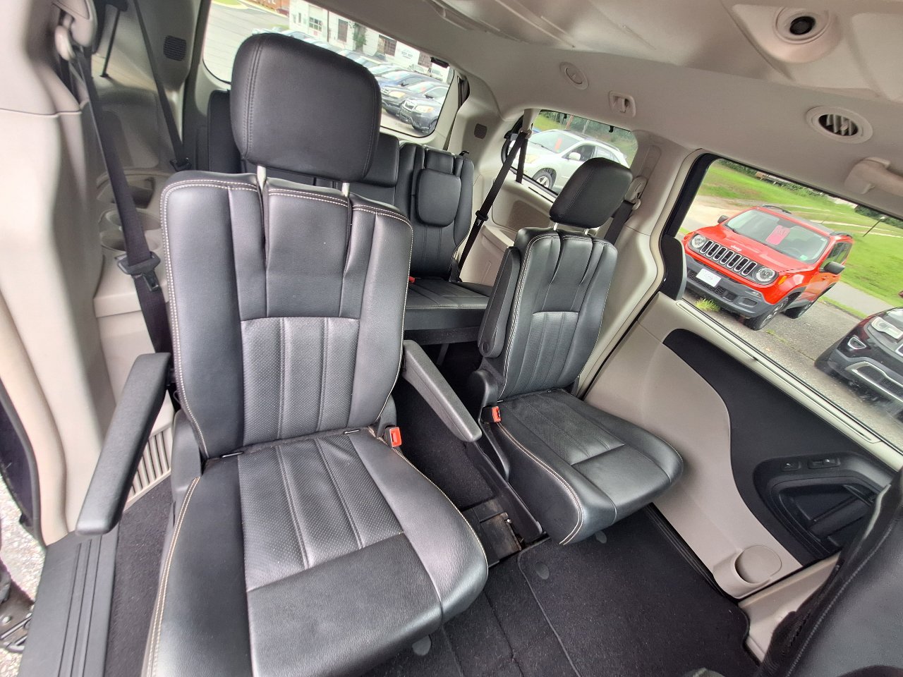 Used 2015 Chrysler Town & Country Touring-L w/ Driver Convenience Group image 33