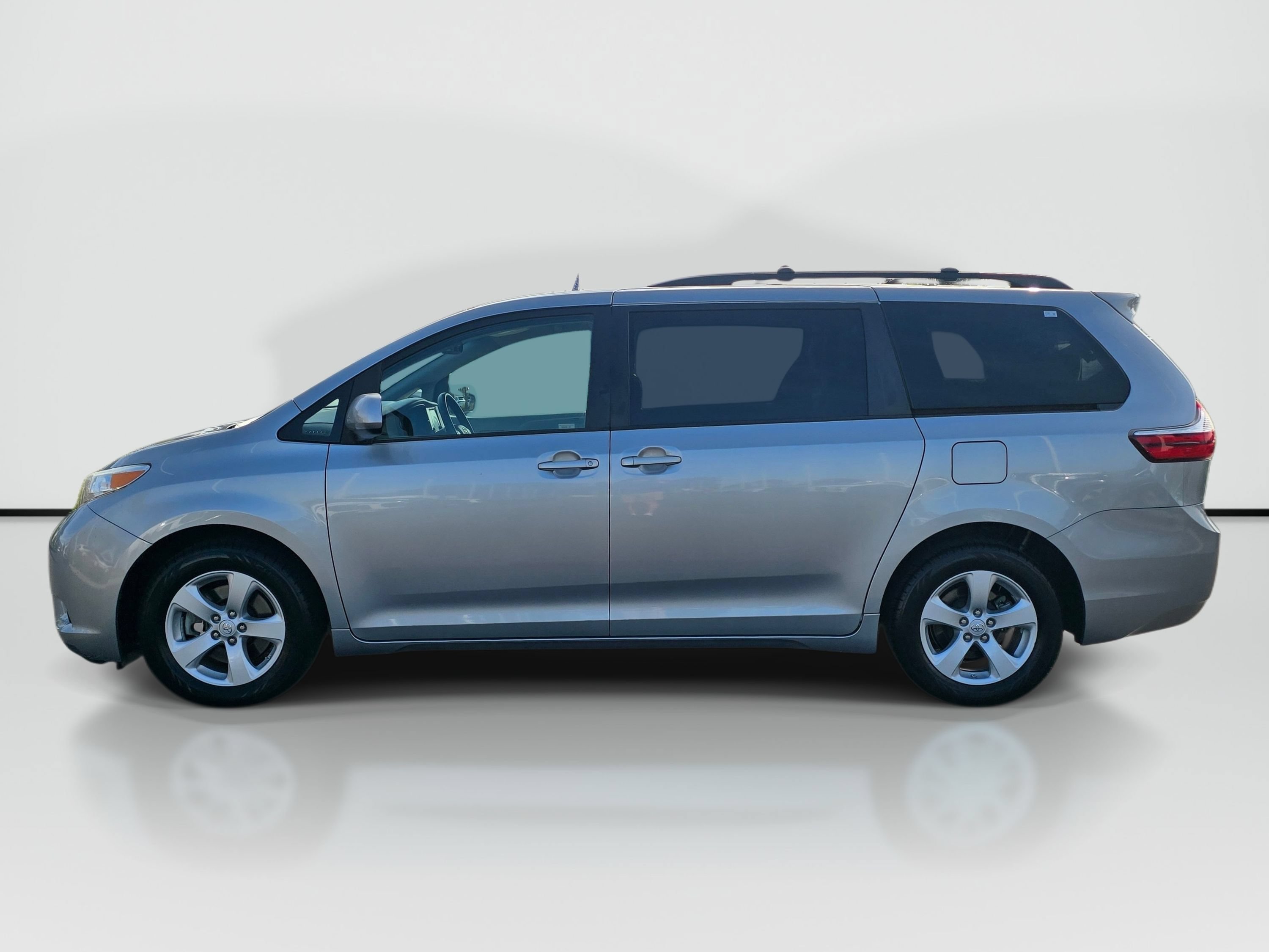 Used 2017 Toyota Sienna LE FWD image 2