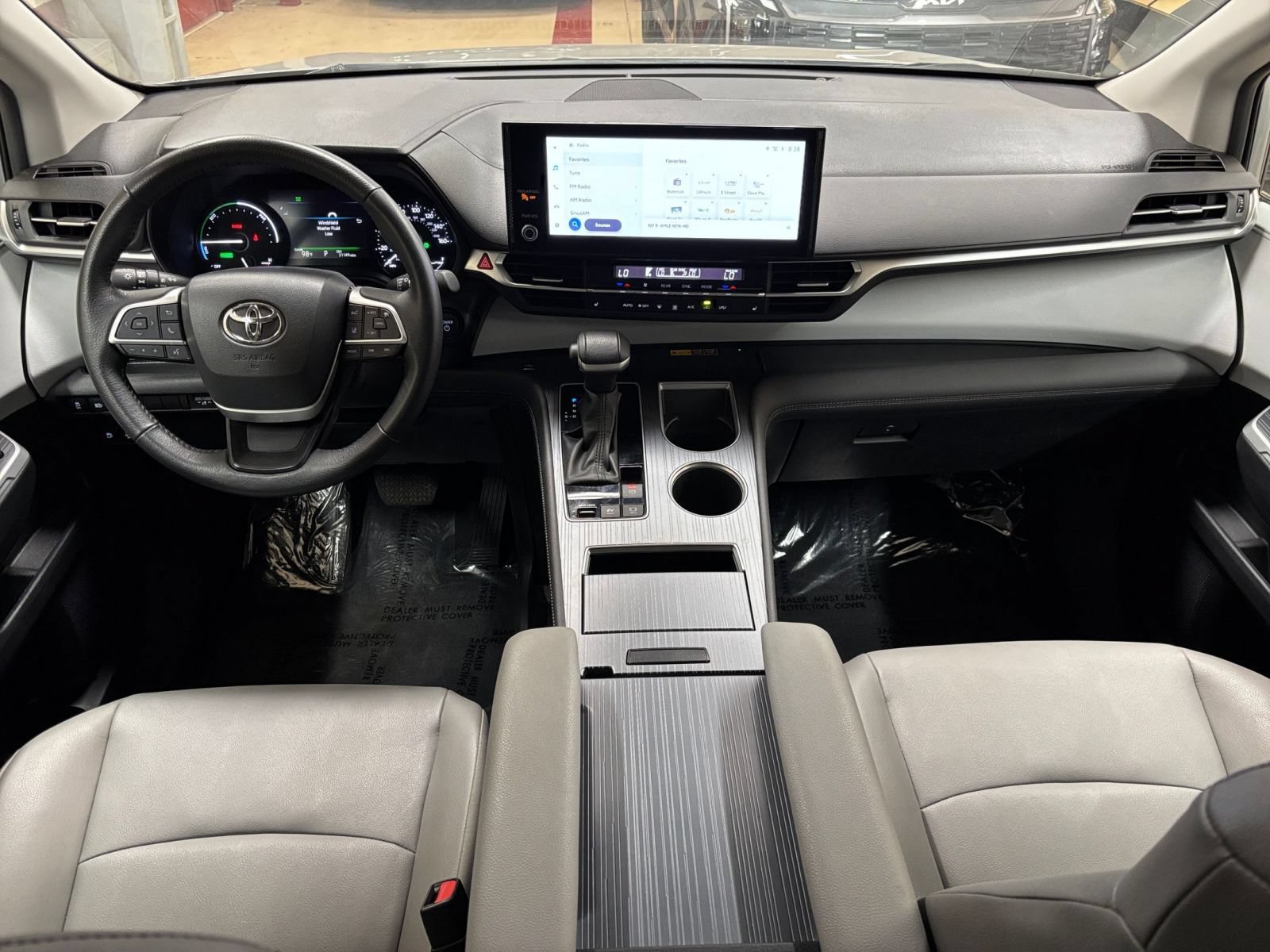 Used 2025 Toyota Sienna XLE FWD image 35