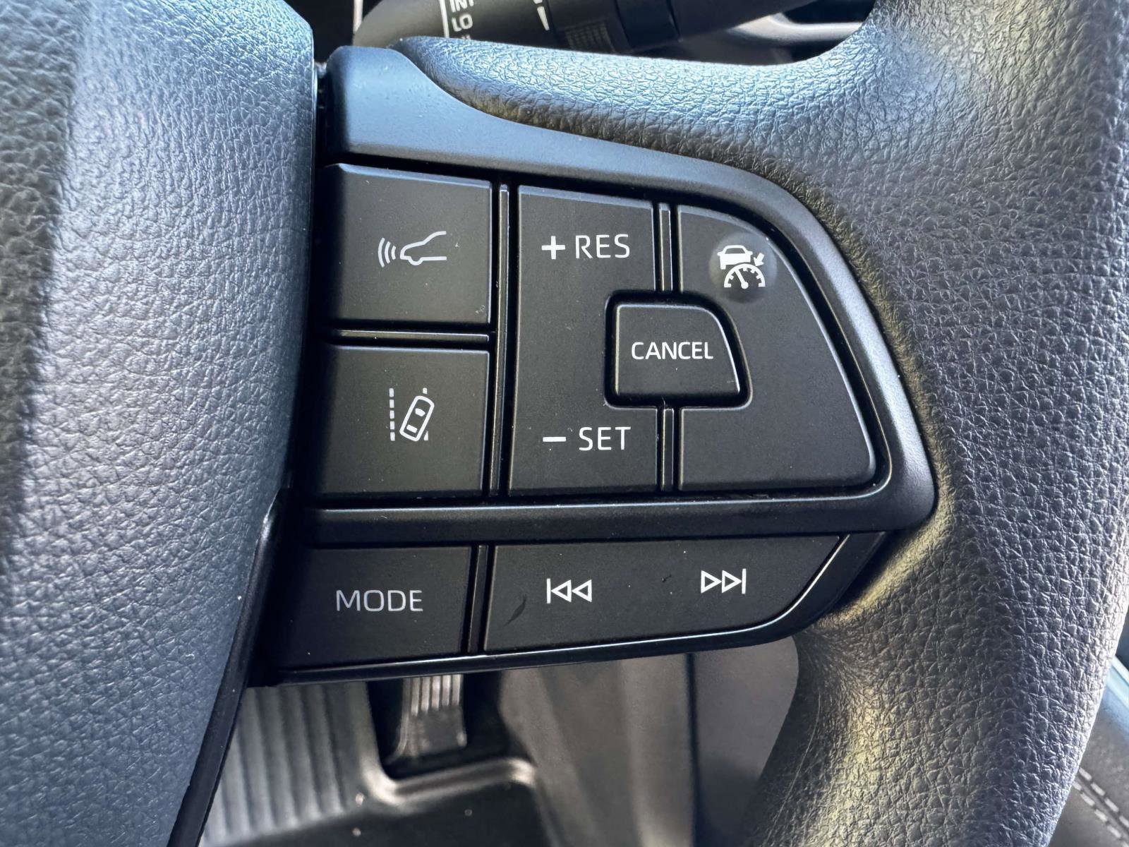 Used 2025 Toyota Sienna LE FWD image 21